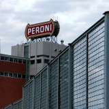 La grande insegna rossa e oro della Peroni